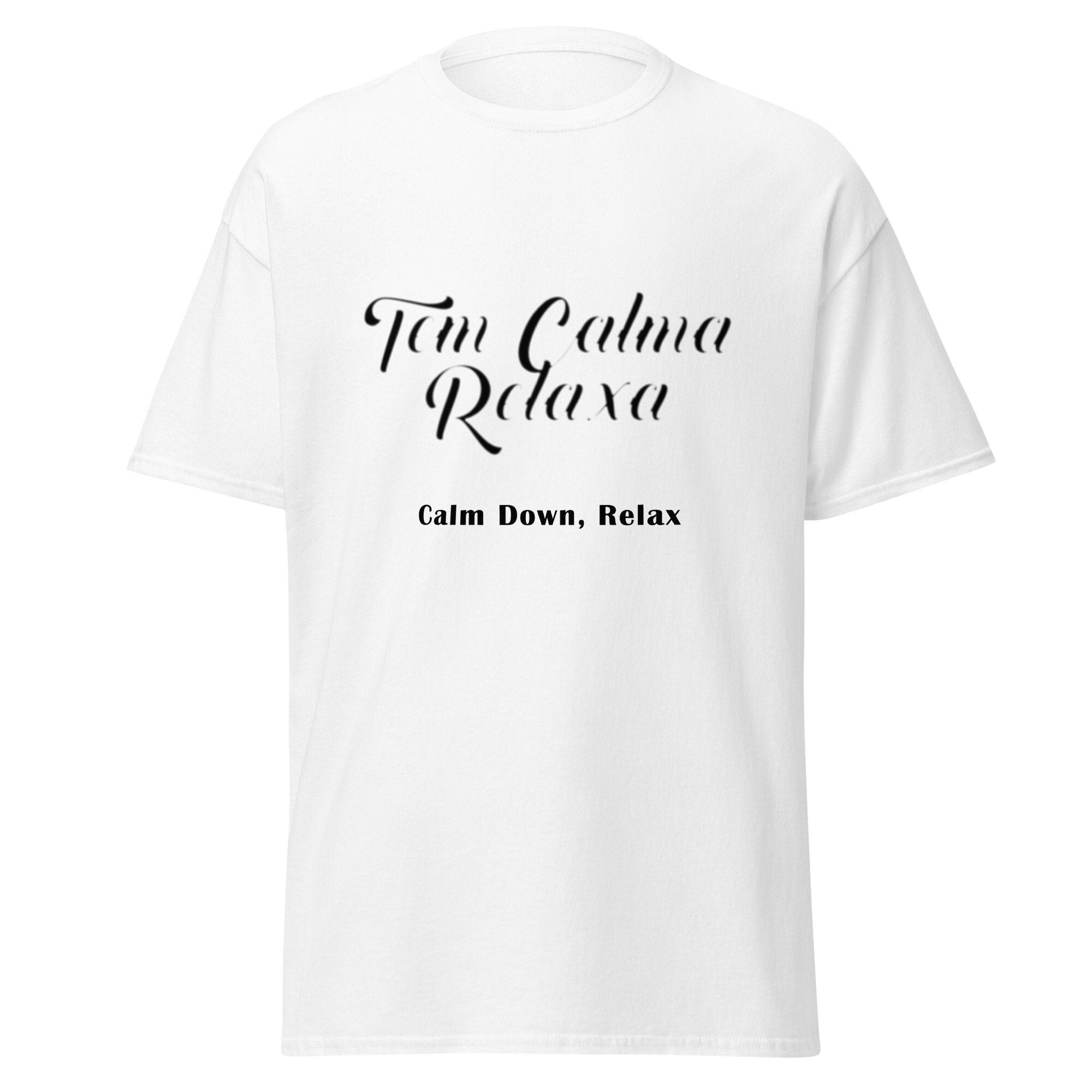 Tem Calma, Relaxa (Calm Down, Relax) Men’s classic T-Shirt